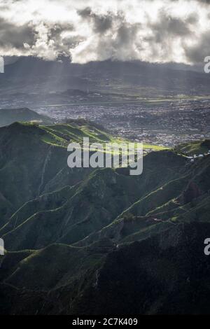 Blick vom Mirador Pico del Ingles auf das Anaga-Gebirge in Richtung San Cristobal de La Laguna, Teneriffa, Kanarische Inseln, Spanien Stockfoto