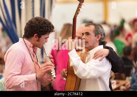 Musiker, Casetas, Marqués, La Feria de Primavera, Festival, Kostüm, Tradition, Kultur, Bräuche, El Puerto de Santa Maria, Andalusien, Spanien, Europa Stockfoto