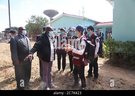 (200718) -- NAIROBI, 18. Juli 2020 (Xinhua) -- Mitglieder eines chinesischen medizinischen Teams besuchen das Mvurwi Krankenhaus in Mvurwi, Simbabwe, 19. Mai 2020. (Xinhua/Zhang Yuliang) Stockfoto