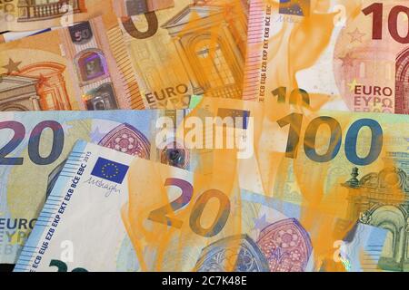 Symbolbild: Brennende Euro-Banknoten (Euro-Banknoten) als Symbol für Geldverschwendung Stockfoto