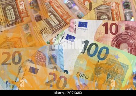 Symbolbild: Brennende Euro-Banknoten (Euro-Banknoten) als Symbol für Geldverschwendung Stockfoto