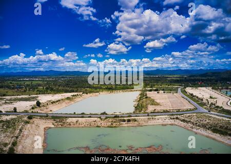 Dieses einzigartige Foto zeigt die Inseln und die Struktur von einem Reservoir in Hua Hin Thailand von oben. Das Bild wurde mit einer Drohne getroffen. Stockfoto