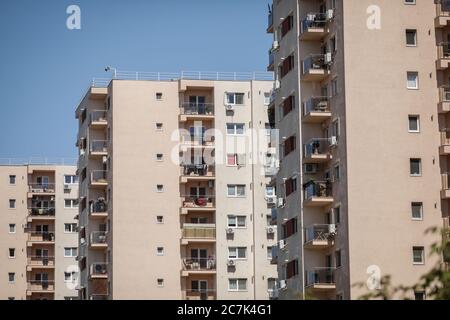 Bukarest / Rumänien - 14. Juli 2020: Wohnblock in einer Wohnanlage. Stockfoto