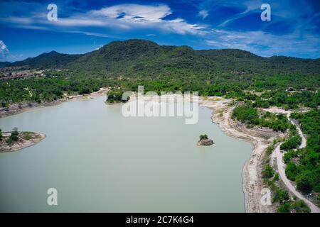 Dieses einzigartige Foto zeigt die Inseln und die Struktur von einem Reservoir in Hua Hin Thailand von oben. Das Bild wurde mit einer Drohne getroffen. Stockfoto