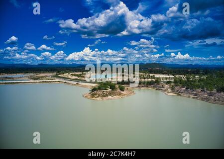 Dieses einzigartige Foto zeigt die Inseln und die Struktur von einem Reservoir in Hua Hin Thailand von oben. Das Bild wurde mit einer Drohne getroffen. Stockfoto