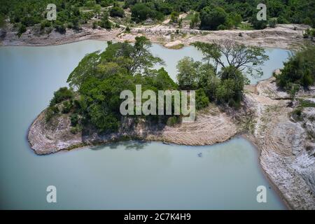 Dieses einzigartige Foto zeigt die Inseln und die Struktur von einem Reservoir in Hua Hin Thailand von oben. Das Bild wurde mit einer Drohne getroffen. Stockfoto