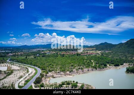 Dieses einzigartige Foto zeigt die Inseln und die Struktur von einem Reservoir in Hua Hin Thailand von oben. Das Bild wurde mit einer Drohne getroffen. Stockfoto