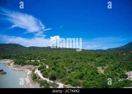 Dieses einzigartige Foto zeigt die Inseln und die Struktur von einem Reservoir in Hua Hin Thailand von oben. Das Bild wurde mit einer Drohne getroffen. Stockfoto