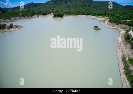 Dieses einzigartige Foto zeigt die Inseln und die Struktur von einem Reservoir in Hua Hin Thailand von oben. Das Bild wurde mit einer Drohne getroffen. Stockfoto