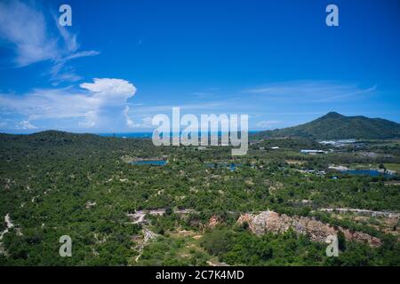 Dieses einzigartige Foto zeigt die Stadt Hua hin by Das Meer im Hintergrund und die dichte Natur in Der Vordergrund im Sommer Stockfoto