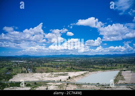 Dieses einzigartige Foto zeigt die Inseln und die Struktur von einem Reservoir in Hua Hin Thailand von oben. Das Bild wurde mit einer Drohne getroffen. Stockfoto