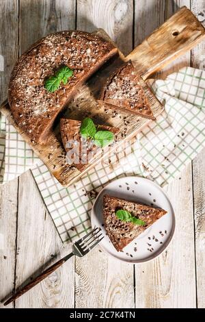 Hausgemachte Schokoladenkuchen Brownie auf einem Holzschneidebrett. Kochen köstliche Desserts zu Hause. Vertikale Aufnahme Stockfoto