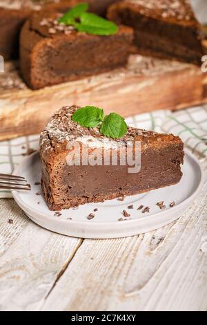 Nahaufnahme von hausgemachtem Brownie-Schokoladenkuchen auf einem Teller. Kochen köstliche Desserts zu Hause. Vertikale Aufnahme Stockfoto