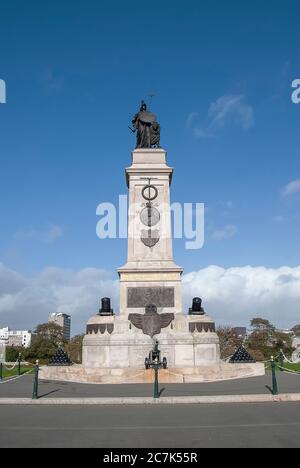 Die Statue von Sir Francis Drake mit Blick auf Plymouth Hoe in Devon, Großbritannien Stockfoto