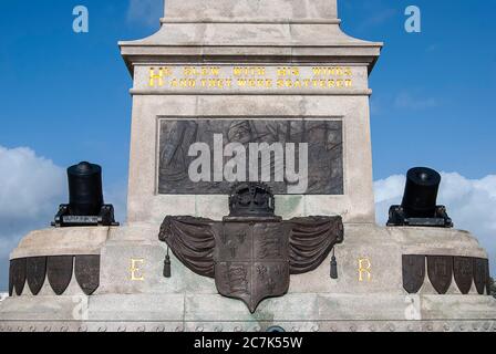 Die Statue von Sir Francis Drake mit Blick auf Plymouth Hoe in Devon, Großbritannien Stockfoto