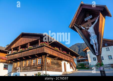 Obertilliach, typische Fassaden historischer Häuser mit Dekorationen und Blüten, Bezirk Lienz, Osttirol, Österreich Stockfoto