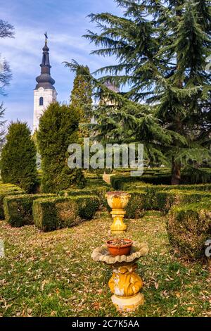 Kloster Sisatovac (Šišatovac), serbisch-orthodoxes Kloster, erbaut im 13. Jahrhundert in der Region Srem der Vojvodina in Serbien Stockfoto