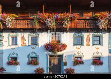 Obertilliach, typische Fassaden historischer Häuser mit Dekorationen und Blüten, Bezirk Lienz, Osttirol, Österreich Stockfoto