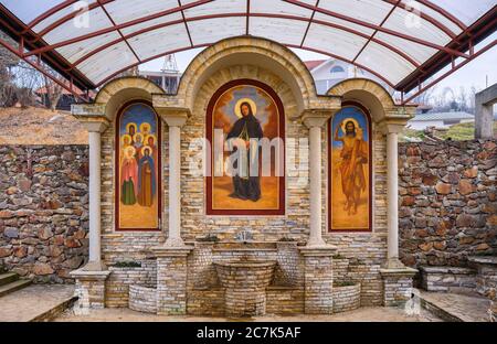 Fruska Gora, Vojvodina / Serbien - 26. Januar 2020: Wasserhahn mit Fresken im Petkovica Kloster, serbisch-orthodoxe Frauenkloster gewidmet Stockfoto