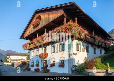 Obertilliach, typische Fassaden historischer Häuser mit Dekorationen und Blüten, Bezirk Lienz, Osttirol, Österreich Stockfoto