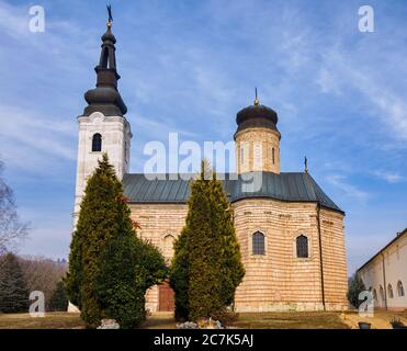 Kloster Sisatovac (Šišatovac), serbisch-orthodoxes Kloster, erbaut im 13. Jahrhundert in der Region Srem der Vojvodina in Serbien Stockfoto