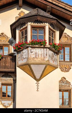 Obertilliach, typische Fassaden historischer Häuser mit Dekorationen und Blüten, Bezirk Lienz, Osttirol, Österreich Stockfoto