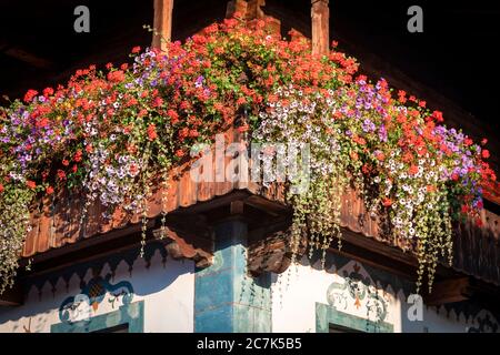 Obertilliach, typische Fassaden historischer Häuser mit Dekorationen und Blüten, Bezirk Lienz, Osttirol, Österreich Stockfoto