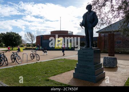 Der Eingang des D-Day Geschichtenmuseums in Southsea mit der Statue des Feldmarschalls Montgomery im Vordergrund Stockfoto