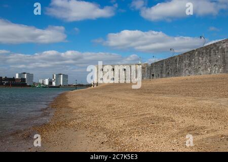 Der Hotwalls Strand in Old Portsmouth, Großbritannien Stockfoto