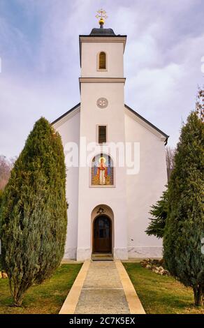 Petkovica Kloster, serbisch-orthodoxes Frauenkloster, das der heiligen Petka (Heilige Paraskeva) gewidmet ist, das im 16. Jahrhundert in der Region Srem der Vojvodina erbaut wurde Stockfoto