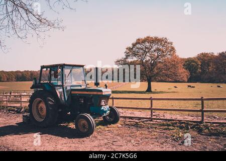 Ein Traktor außerhalb eines Feldes im Herbst Stockfoto