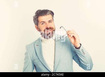 Bärtiger Business-Mann in klassischem blauen Anzug. Erfolg Karriere Reichtum Geschäftskonzept. Stockfoto