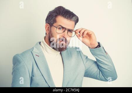 Attraktiver junger Mann mit Anzug und Brille. Stockfoto