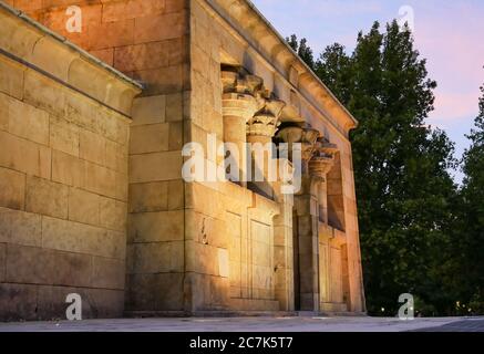 Antiker Tempel, umgeben von Grün während des Sonnenuntergangs im West Park in Madrid, Spanien Stockfoto