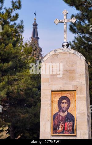 Fruska Gora, Vojvodina / Serbien - 26. Januar 2020: Kloster Sisatovac (Šišatovac), serbisch-orthodoxes Kloster, erbaut im 13. Jahrhundert in der Srem-Regi Stockfoto