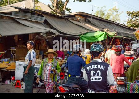 Mandalay, Myanmar - Zay Cho Markt, größter traditioneller Markt in Myanmar. Überfüllte Straße mit Leuten, die morgens einkaufen. Interessant für den Tourismus. Stockfoto