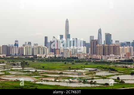 Der Shenzhen Blick von Ma Tso Lung, Hongkong. Blick auf die Wolkenkratzer von Shenzhen hinter dem Fischteich in Hongkong, der sich vom Shenzhen-Fluss trennt. Stockfoto