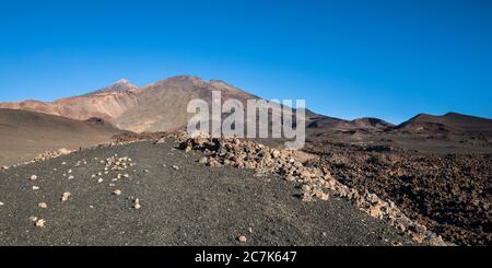 Vulkanlandschaft mit Blick auf die Vulkane Pico del Teide (3718 m) und Pico Viejo (3135 m), Nationalpark El Teide, UNESCO-Weltkulturerbe, Teneriffa, Kanarische Inseln, Spanien Stockfoto