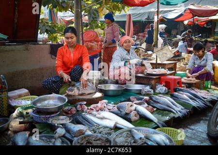 Mandalay, Myanmar - Frauen Reinigung und Verkauf von Fisch in Zay Cho Markt, der größte traditionelle Markt in Myanmar. Szene des gewöhnlichen Lebens am Morgen. Stockfoto