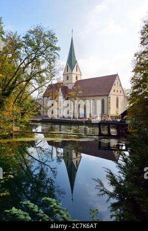 Blaubeuren, Baden-Württemberg, Deutschland, der Blautopf mit dem Kloster Blaubeuren in der Fachwerkstadt Blaubeuren Stockfoto