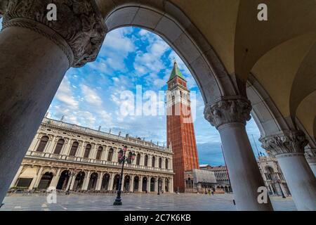 Blick auf den Campanile am Markusplatz in Venedig, Italien Stockfoto