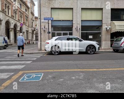 Weißer audi q8 auf der Straße geparkt Stockfoto