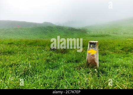 Wegweiser auf dem Camino de Santiago in Puerto de Ibañeta in den Pyrenäen, Spanien Stockfoto