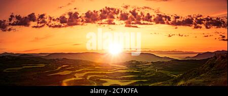 Sonnenaufgang über den Weinbergen in Navarra, Spanien Stockfoto