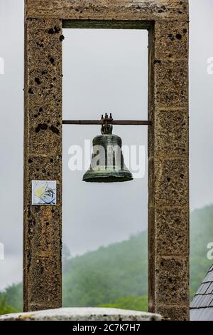 Glocke in Puerto de Ibañeta in den Pyrenäen, Spanien Stockfoto