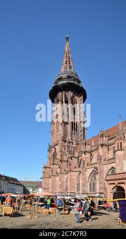 Freiburg, Baden-Württemberg, Deutschland, das Freiburger Münster (oder Münster Unsere Liebe Frau) ist die römisch-katholische Pfarrkirche Freiburg im Breisgau, die im romanischen Stil begann und weitgehend im gotischen und spätgotischen Stil vollendet wurde. Stockfoto