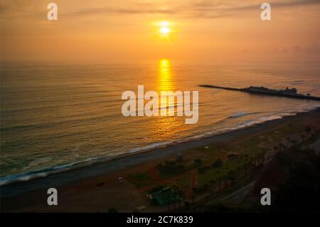 Sonnenuntergang über dem Pazifik vom Larcomar Einkaufszentrum in Mieaflores, Lima, Peru aus gesehen. Stockfoto