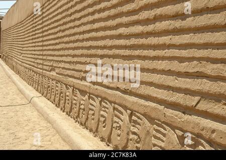 Detail einer adobe-Wand mit einem Tiersymbol-Design in der vorspanischen Zitadelle Chan Chan, nahe Trujillo, Peru. Stockfoto