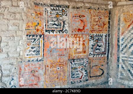 Detail eines Wandbildes im archäologischen Komplex El Brujo, nördlich von Trujillo in der Provinz La Libertad, Peru. Stockfoto