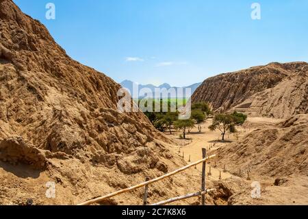 Landschaftlich schöner Blick auf Huaca Rajada und die königlichen Gräber des Herrn von Sipan. Eine archäologische Stätte in der Nähe von Chiclayo, Peru. Stockfoto